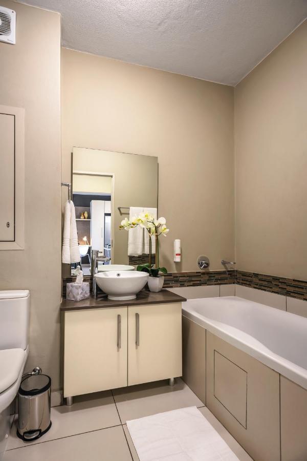Cag The Hub Bryanston Appartement Johannesburg Buitenkant foto